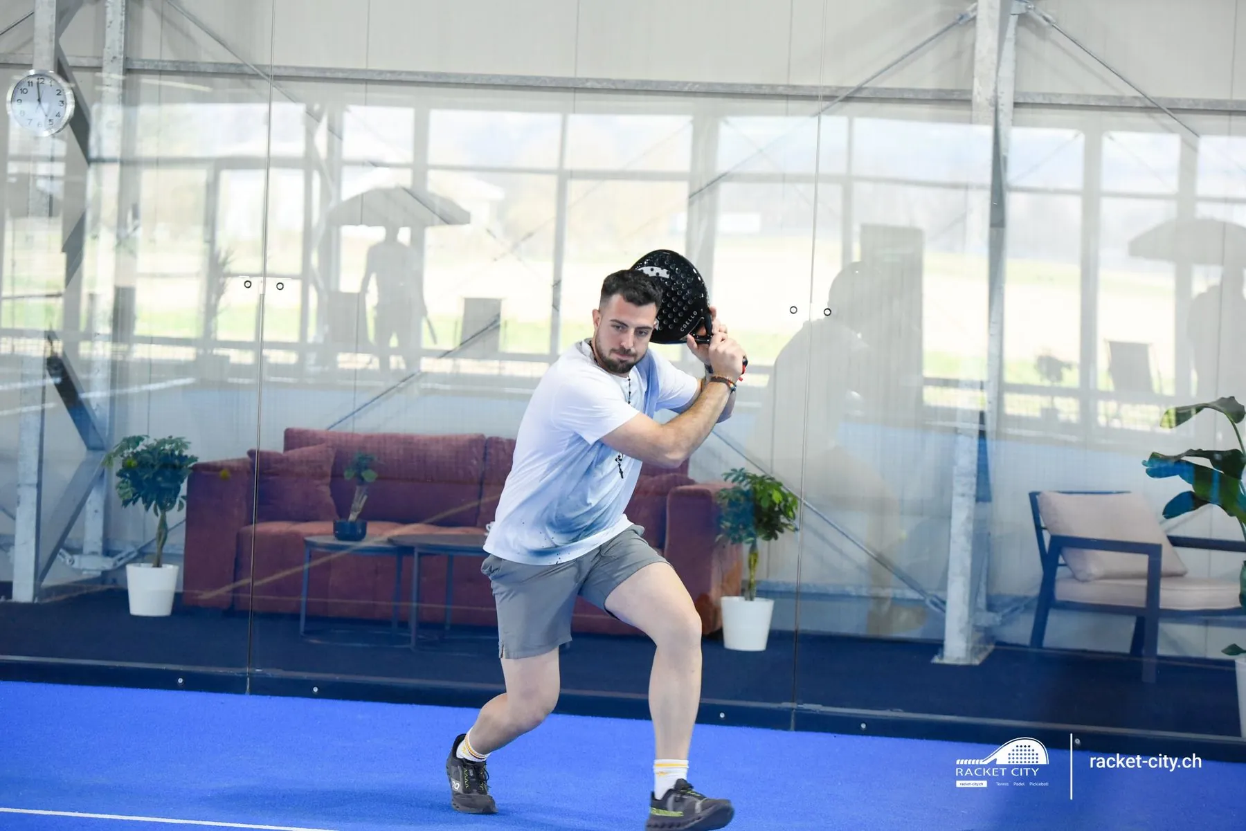Padel-Spieler beim Rückhand-Schlag
