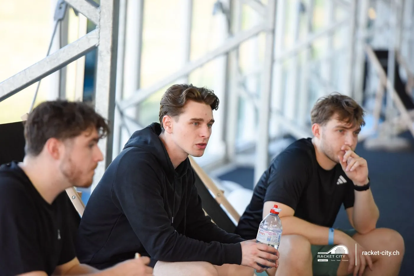 Spieler im Gespräch in der Lounge von Racket City