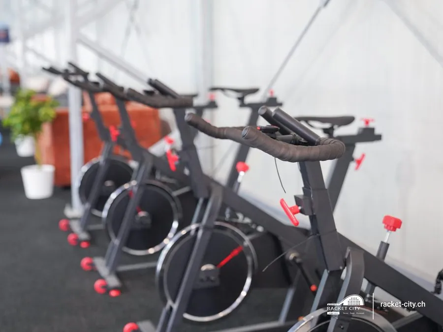 Indoor-Bikes bei Racket City