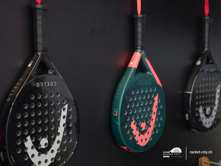 Padelschläger an der Wand bei Racket City