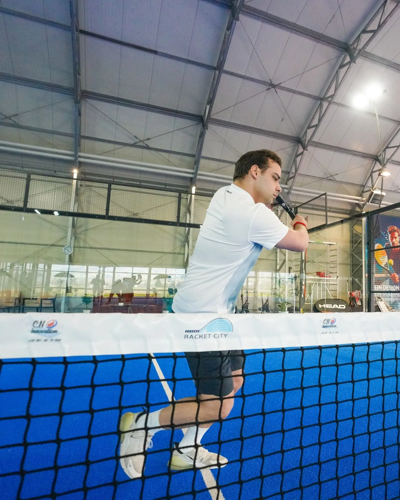 Fabio Santarossa auf dem Padel Court im Racket City