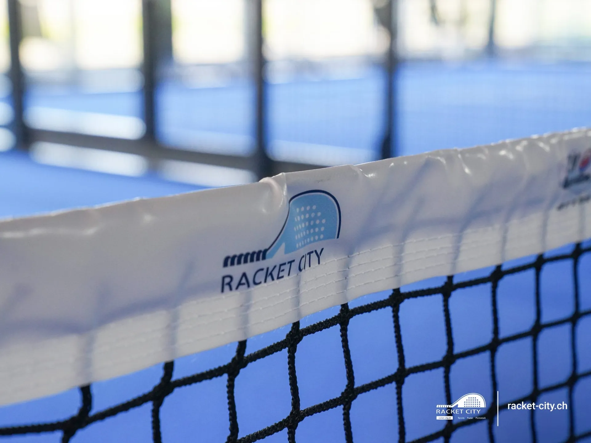 Netz mit Racket-City-Logo in der Padelhalle