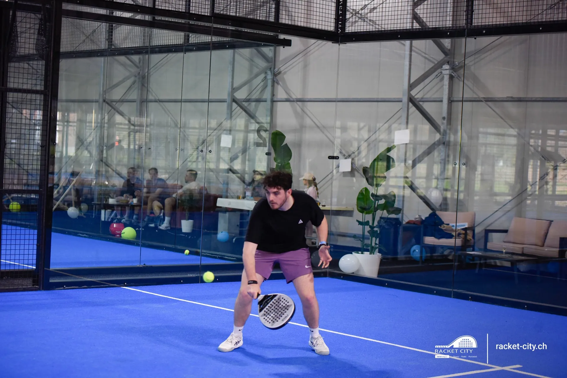 Padel-Spieler in Bereitschaftsstellung auf dem Court im Racket City