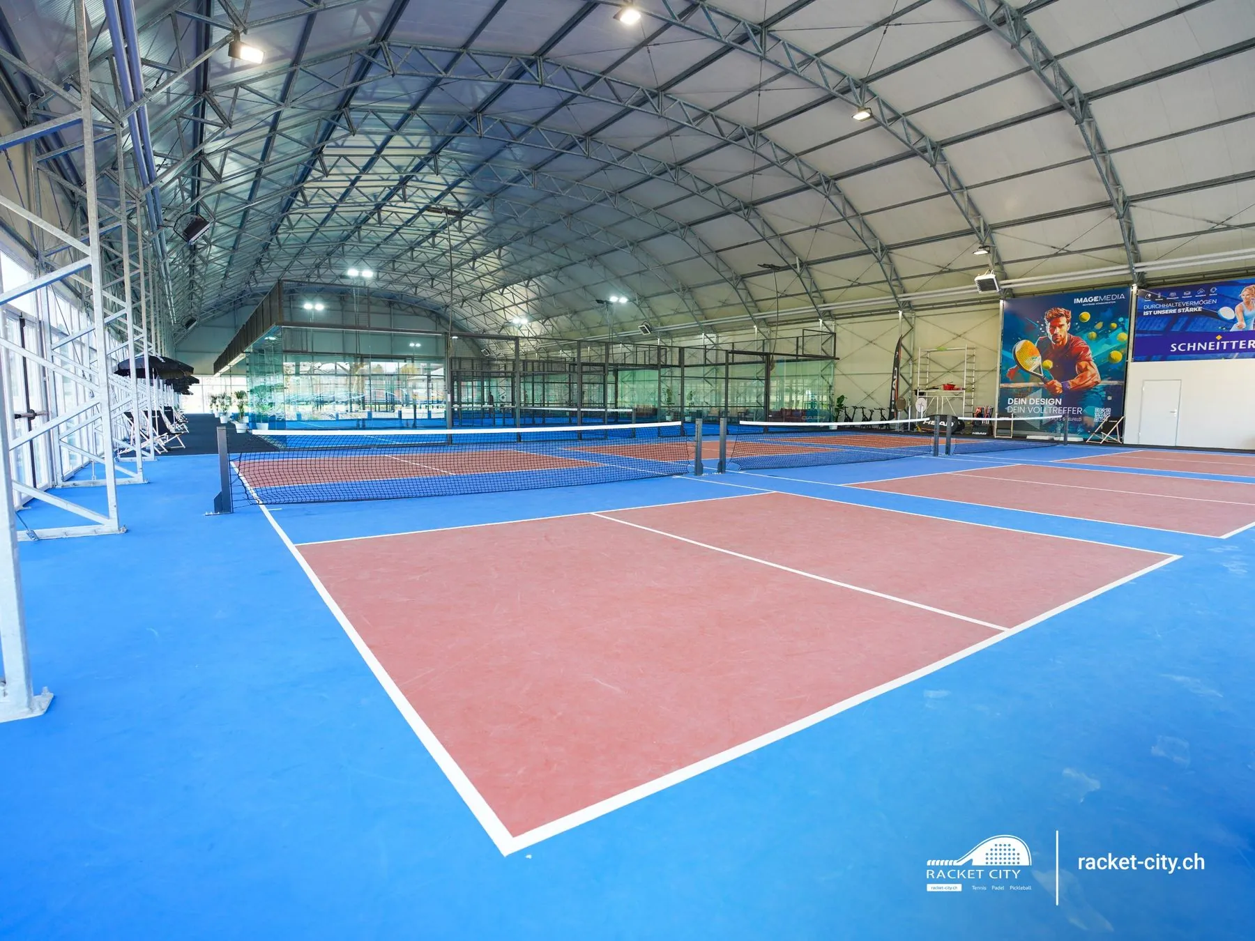 Pickleball-Courts in der Halle von Racket City Derendingen