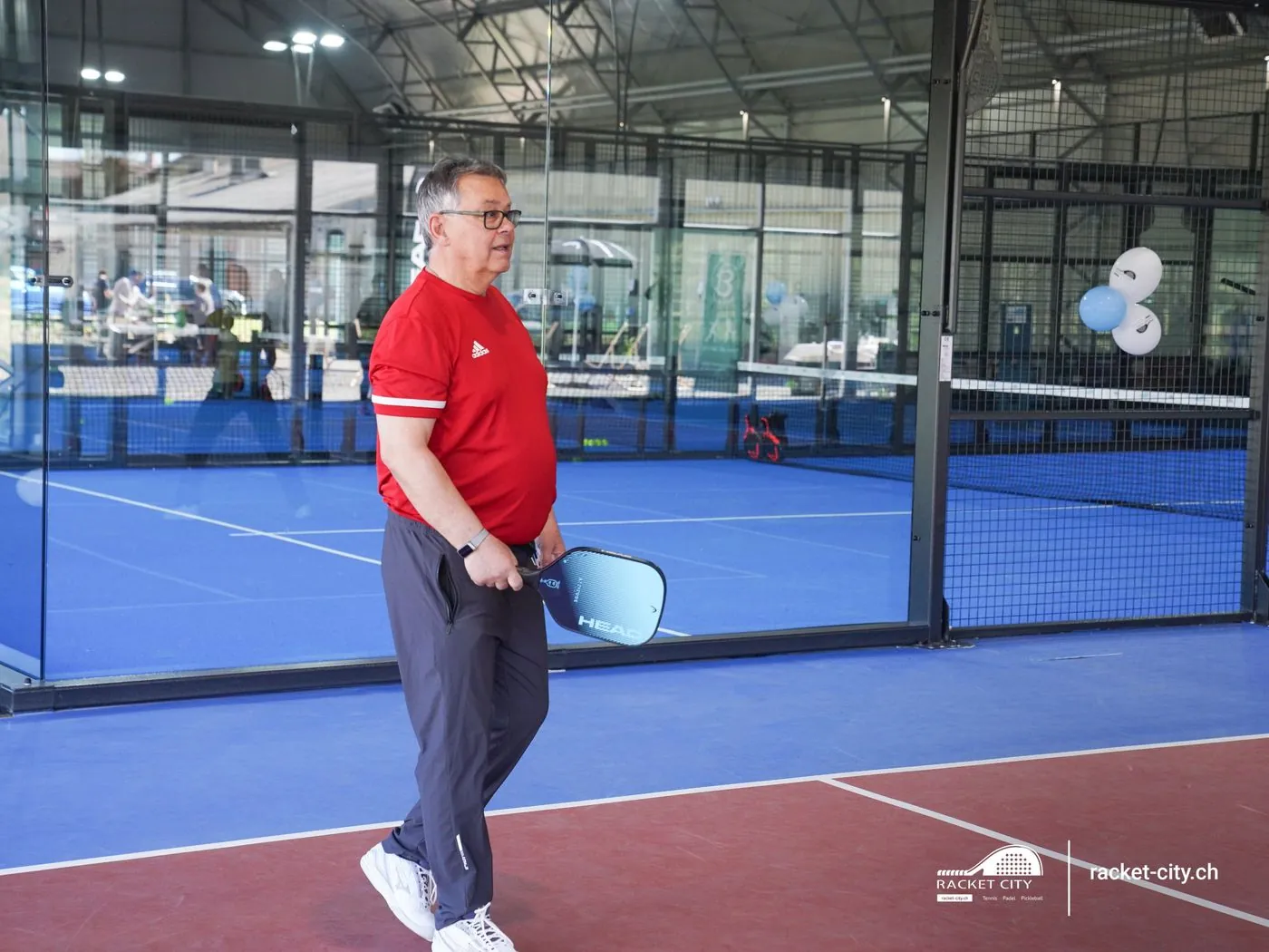 Pickleball-Spieler auf dem Indoor-Court von Racket City