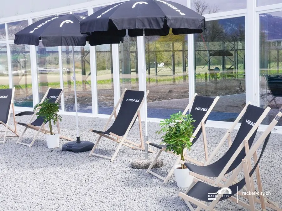 Terrasse mit Liegestühlen beim Restaurant Racket City