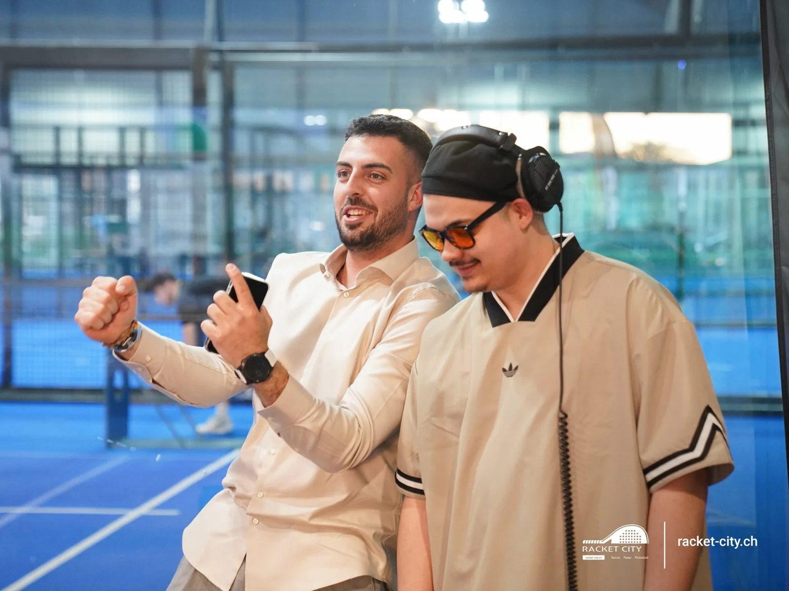 Gäste und DJ an der Players Party in der Padelhalle von Racket City