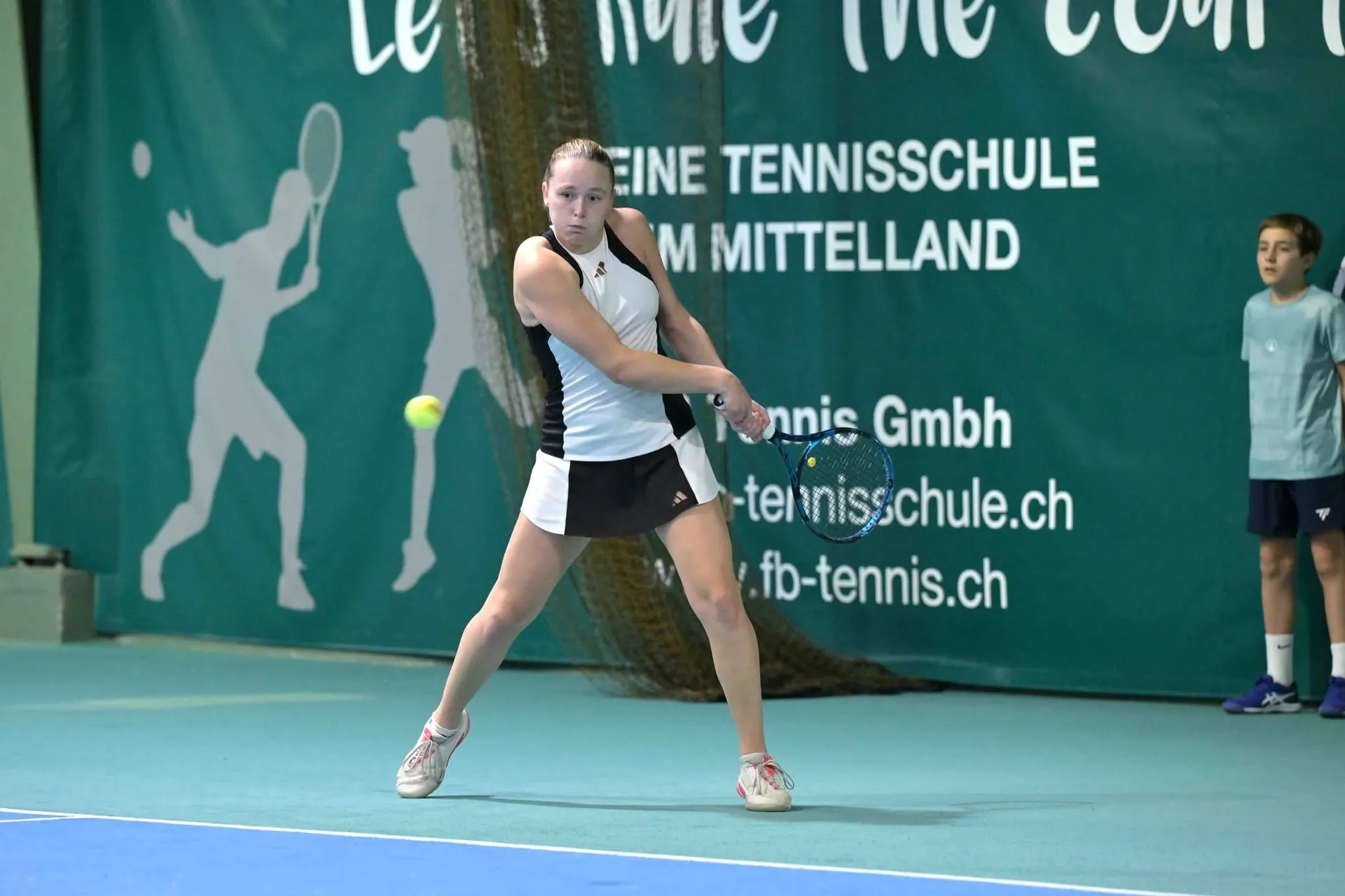 Spielerin mit beidhändiger Rückhand am Silvestercup