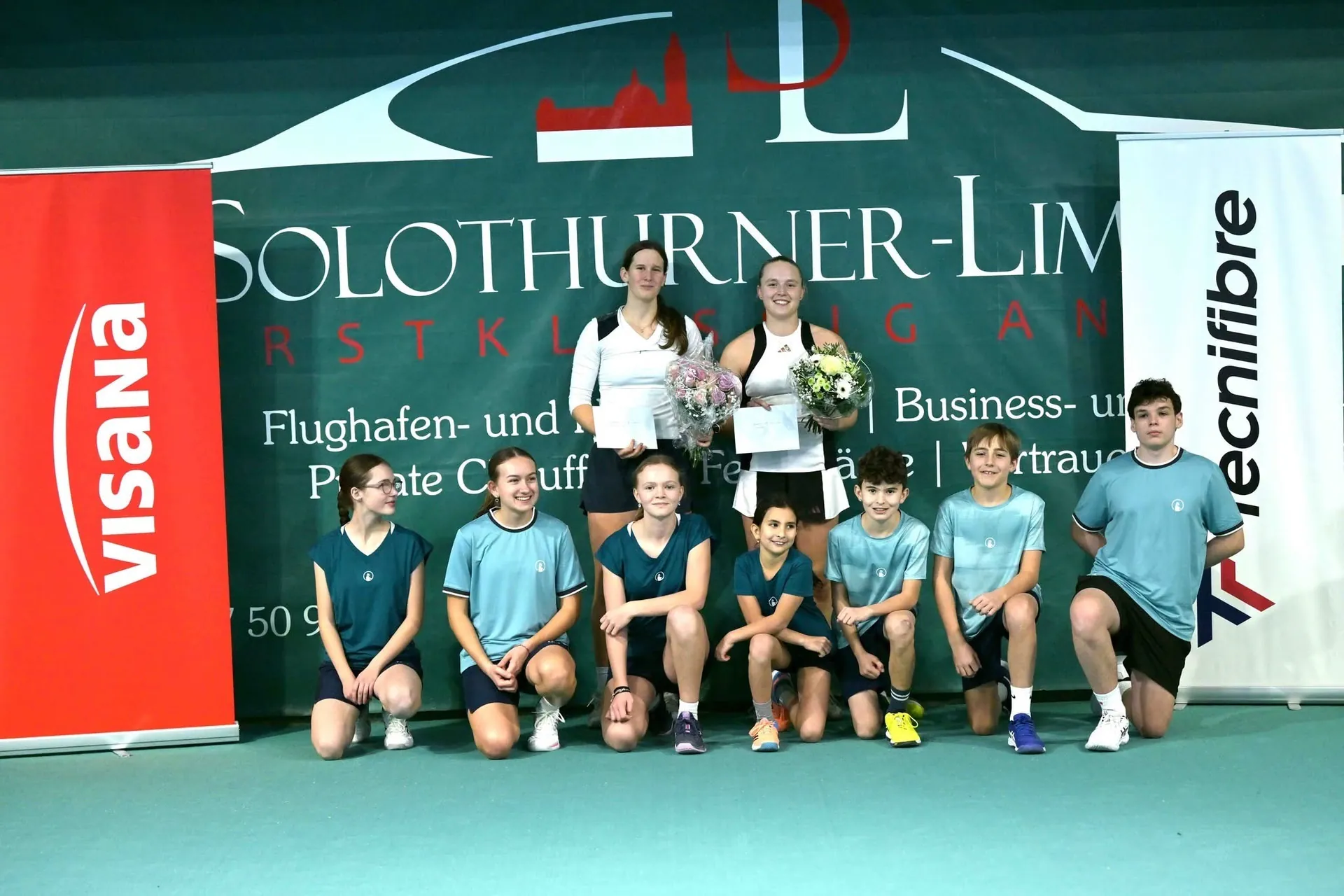 Siegerehrung am Silvestercup mit Finalistinnen und Ballkindern