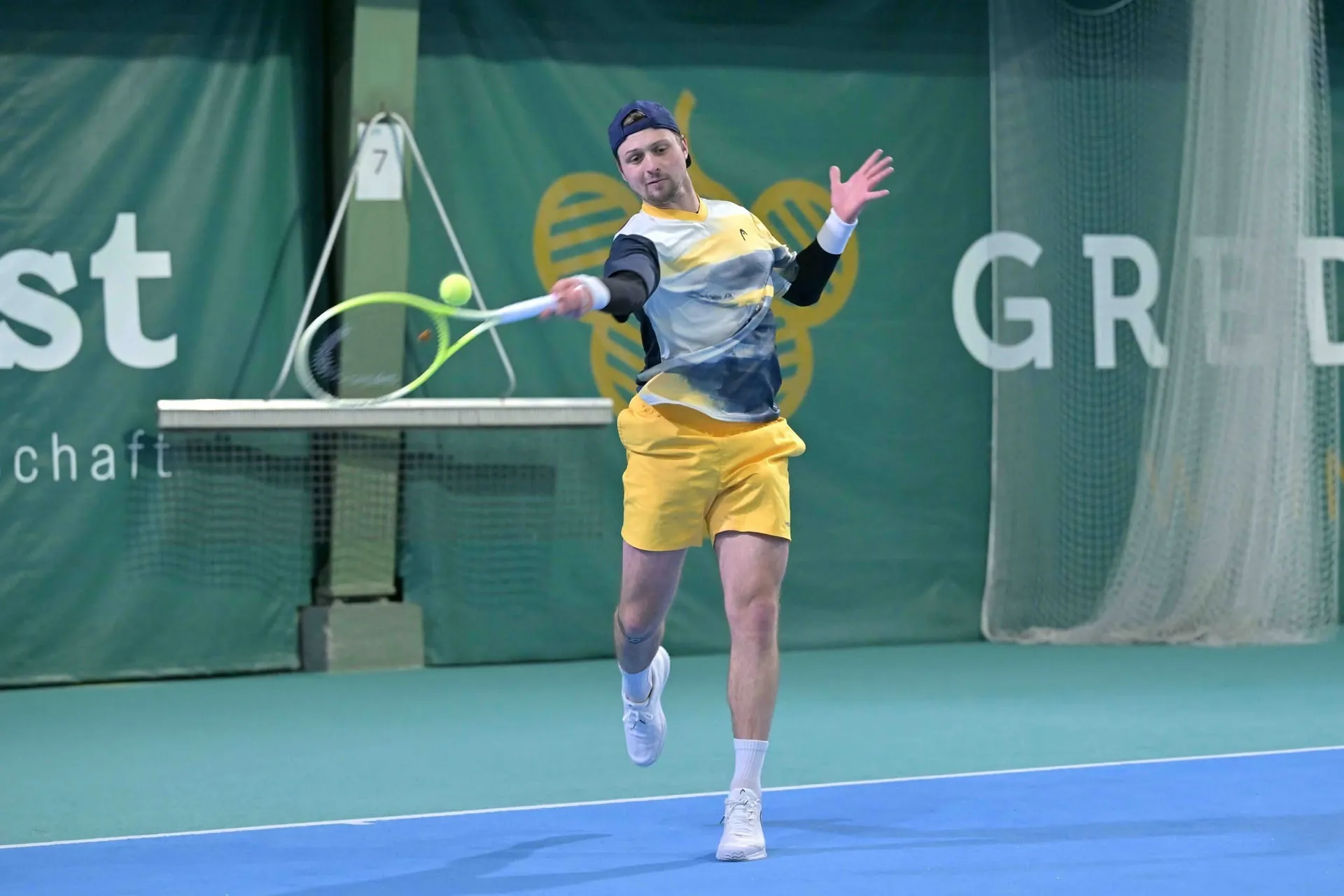 Spieler mit Vorhand am Silvestercup in der Tennishalle Derendingen