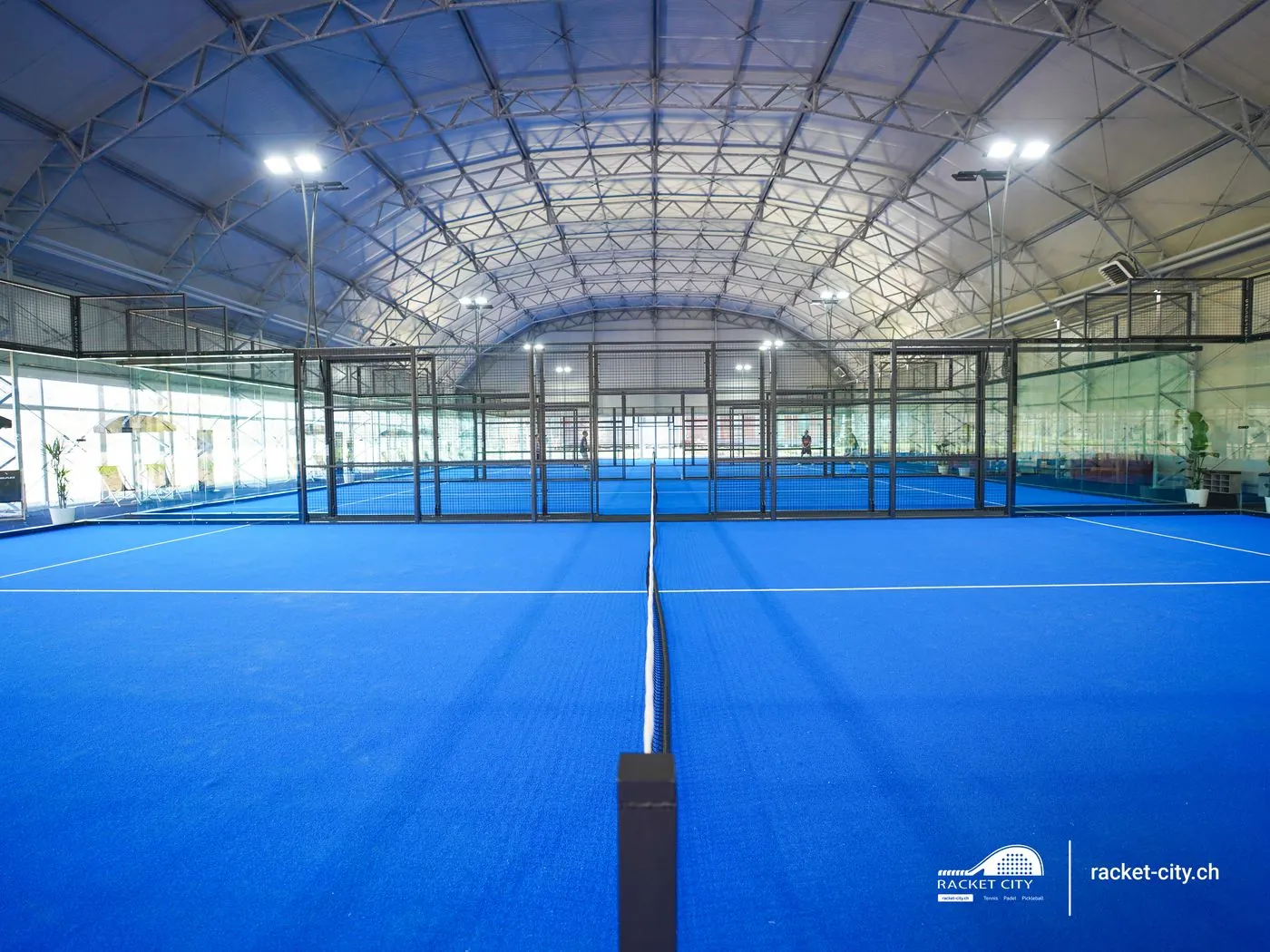 Padelhalle Racket City mit offenen Schiebefenstern