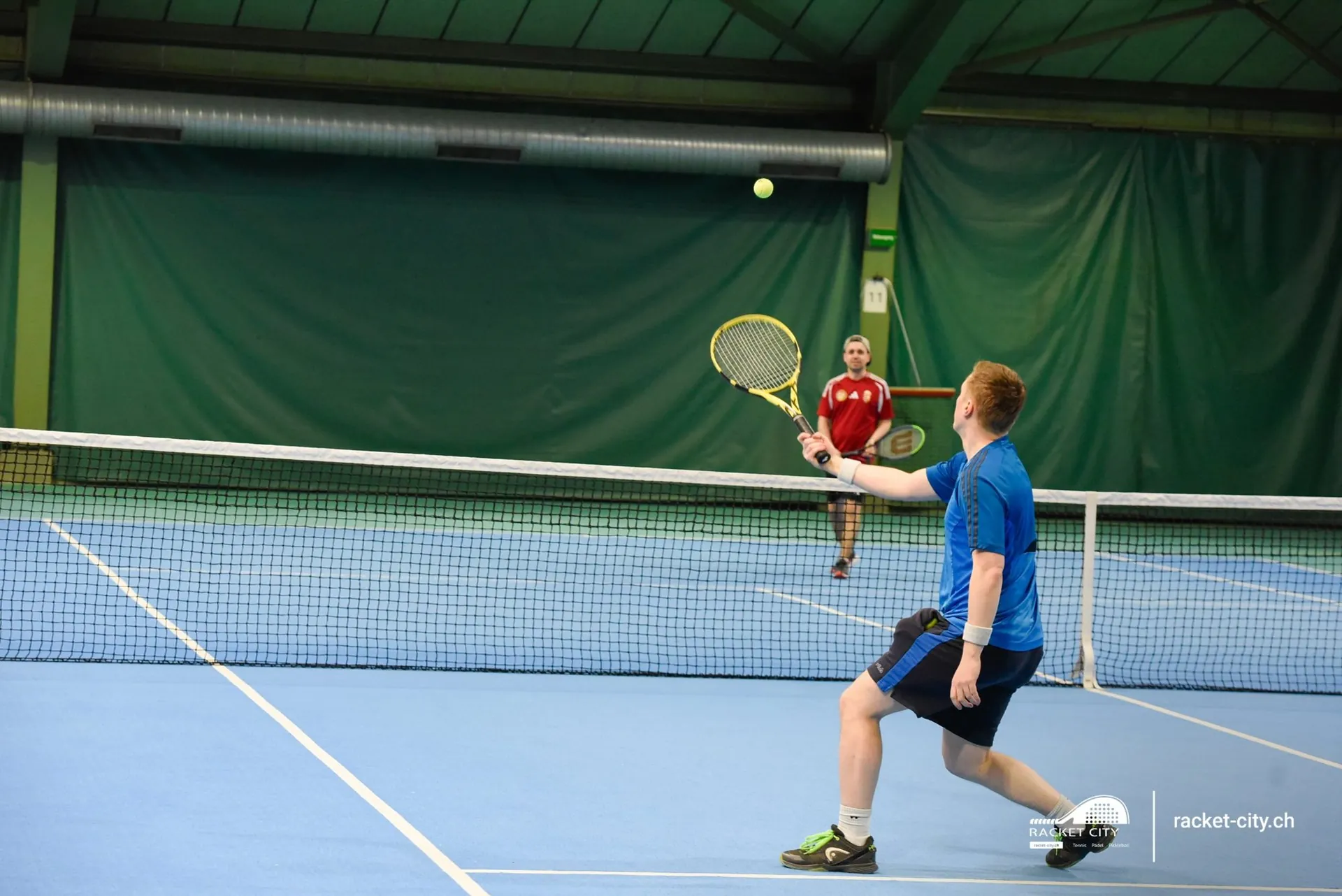 Tennis am Netz in der Halle von Racket City