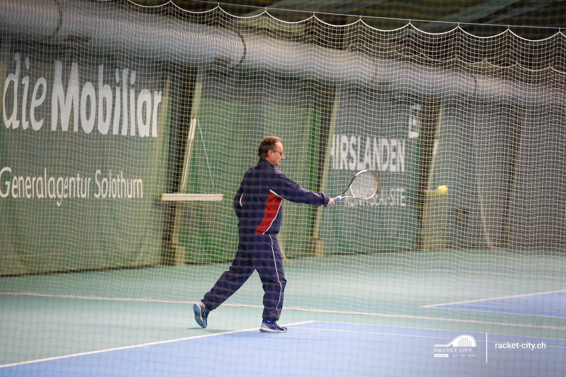 Clubmitglied beim Tennis in der Halle des TC Sporting Derendingen