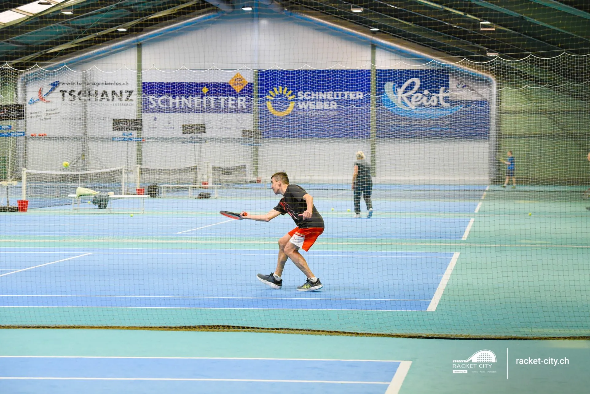 Tennisspieler beim Clubtraining in der Halle