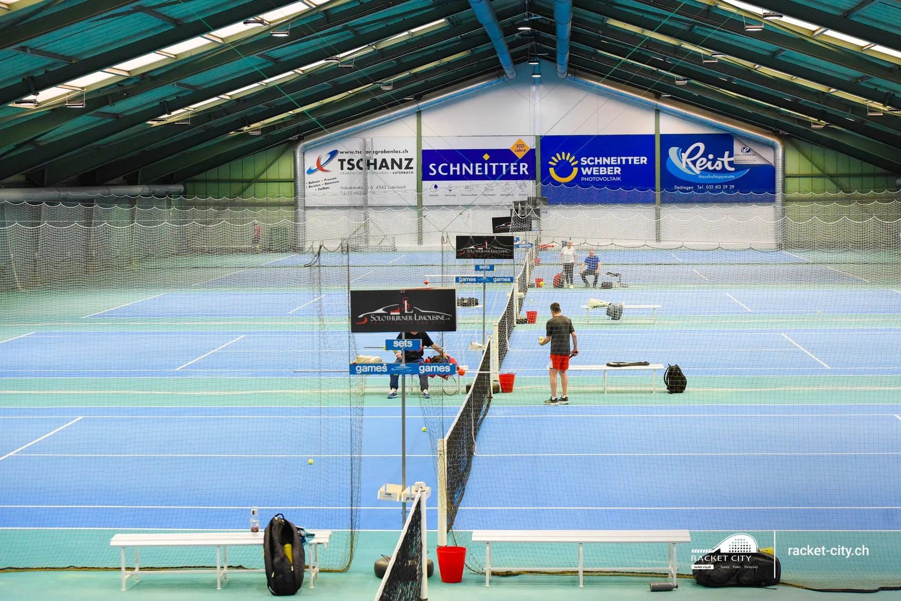 Tennis-Courts in der Halle von Racket City