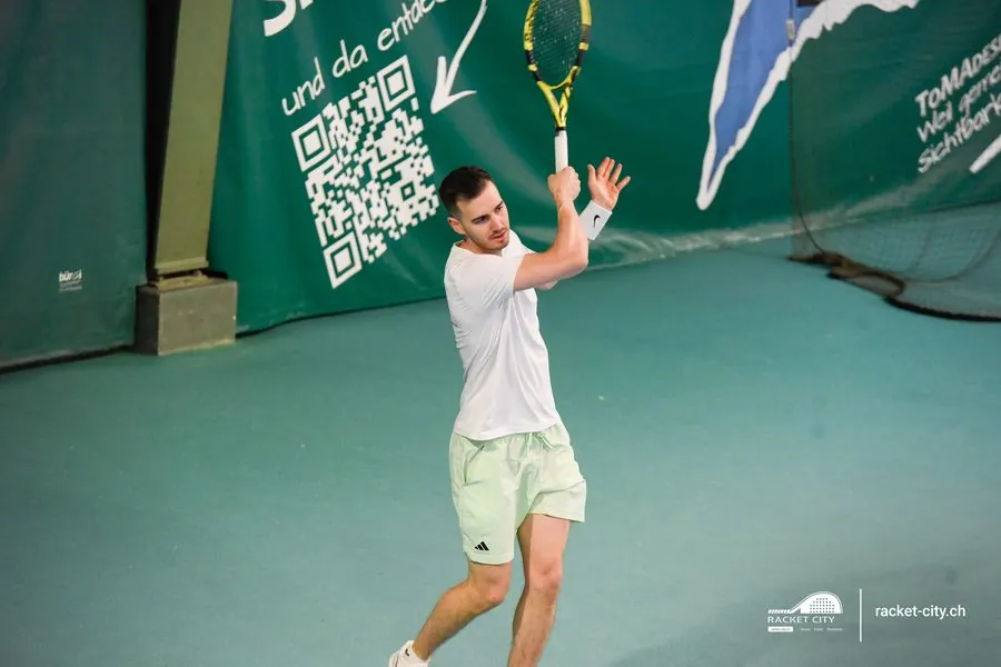 Tennisspieler beim Training im Racket City