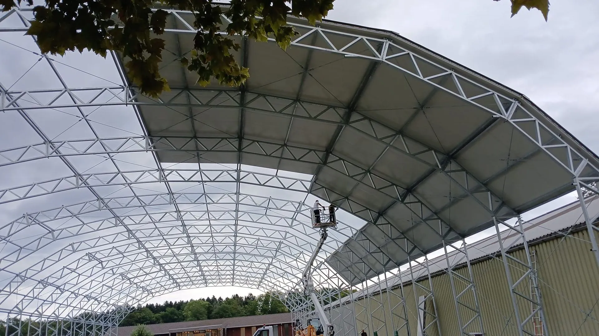 Stahlgerüst der Padelhalle von Racket City im Bau