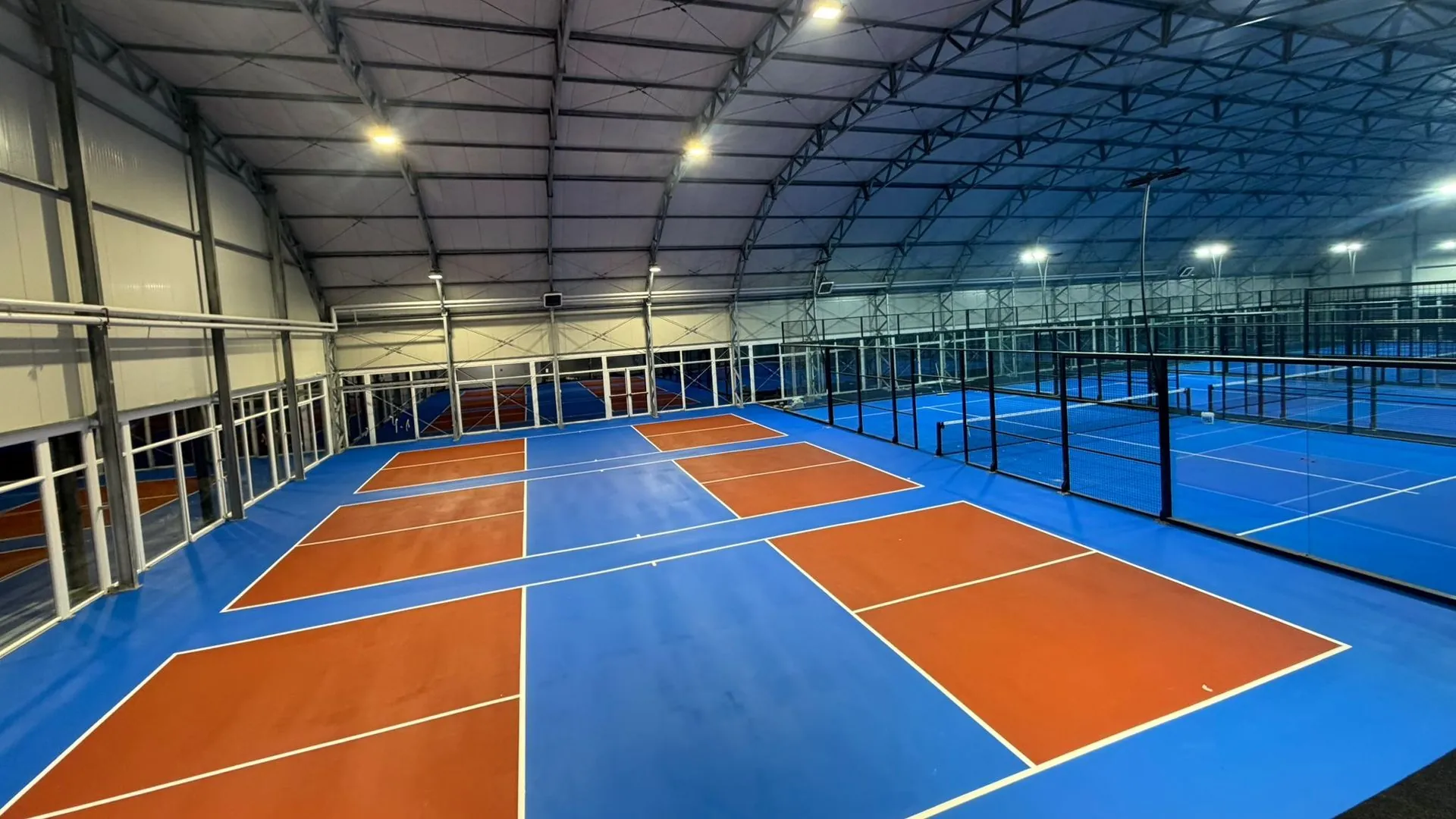 Indoor-Halle von Racket City in Derendingen bei Solothurn